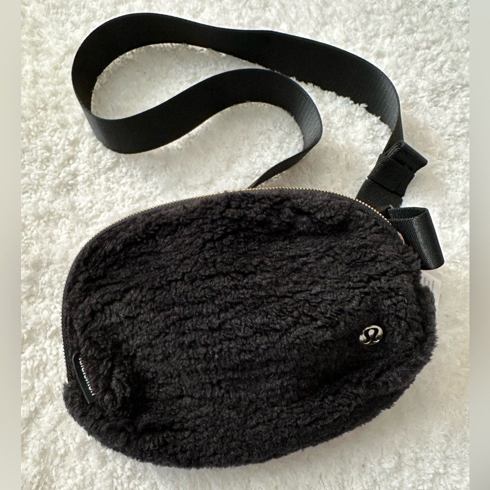 🆕 Lululemon Everywhere Belt Bag Fleece Black